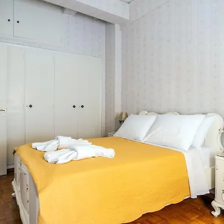 Vintage Maisonette Center * Candia