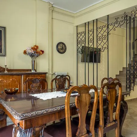 Vintage Maisonette Center *